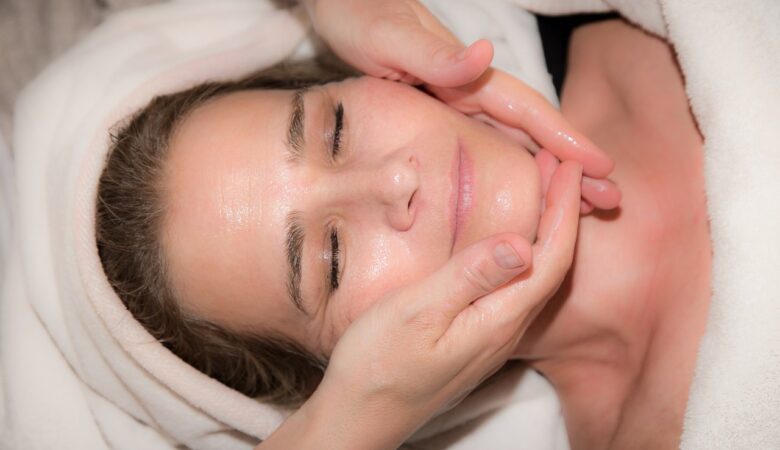 Terapia manualna skutecznie łagodzi bóle kręgosłupa poprzez precyzyjne techniki wykonywane dłońmi terapeuty