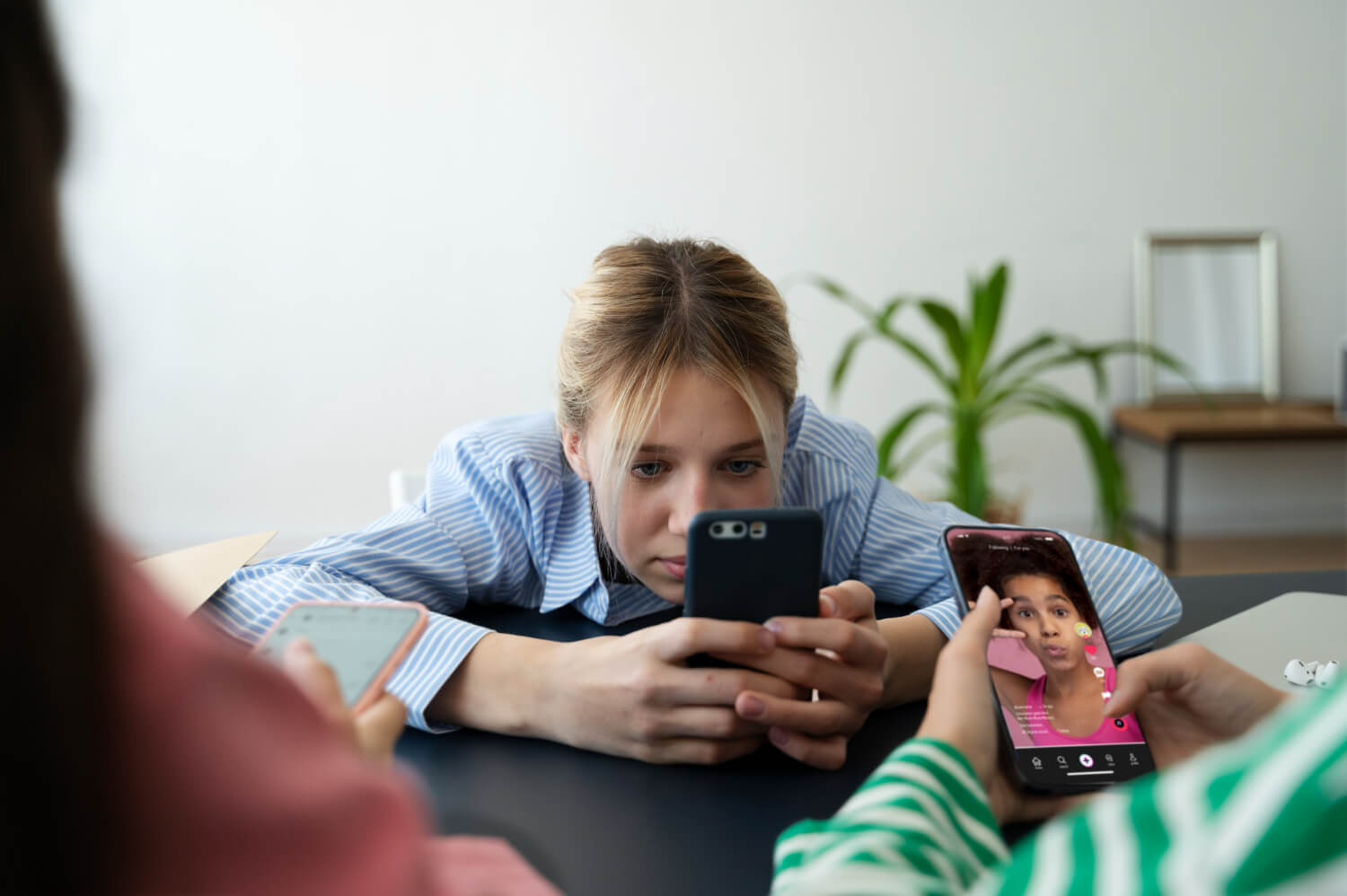 nie możesz oderwać się od smartfona nawet podczas codziennych czynności telefon zawsze w dłoni przysłania rzeczywistość