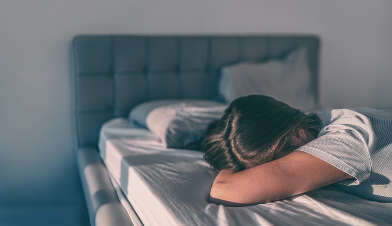 Koszmarne sny traumatizujące psychikę dziecka Dziecko budzi się z krzykiem po koszmarze sennym w ciemnym pokoju