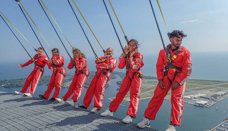 mężczyzna skaczący na bungee z wysokiego mostu