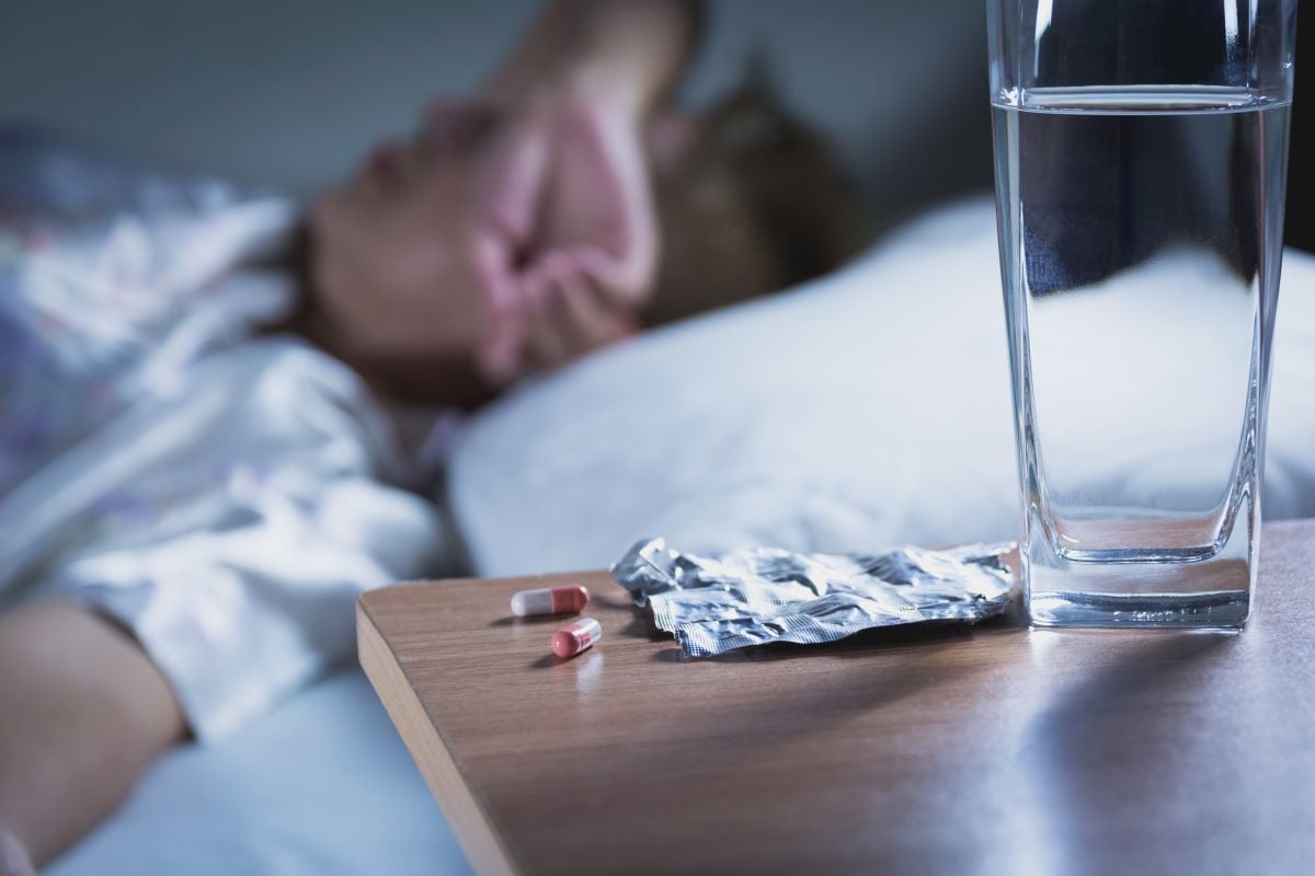 Niebezpieczne przechowywanie leków nasennych blister leków na stoliku